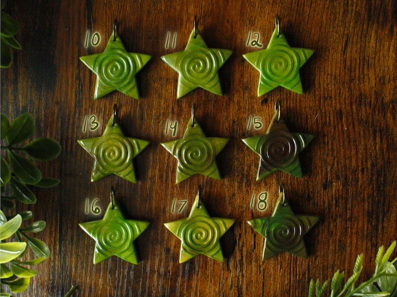 Puede incluir: Un conjunto de 18 estrellas de cer&aacute;mica verde y marr&oacute;n con un dise&ntilde;o en espiral. Las estrellas est&aacute;n numeradas del 10 al 18.