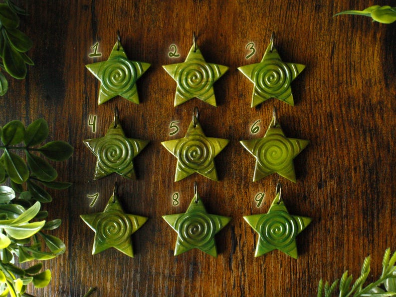 Puede incluir: Nueve estrellas de cer&aacute;mica verde en forma de estrella con un patr&oacute;n de espiral. Cada estrella tiene un agujero en la parte superior para colgar.