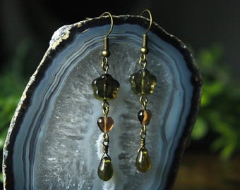 Pendientes largos de cristal checo con flores y corazones, color verde/marrón, estilo Fairycore, inspirados en la naturaleza.
