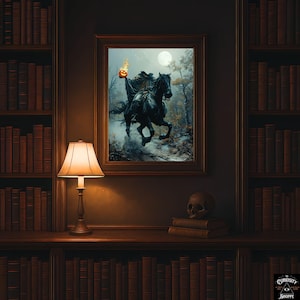 Pode incluir: Uma impress&atilde;o de arte de parede emoldurada retratando um cavaleiro sem cabe&ccedil;a com uma capa escura montando um cavalo preto atrav&eacute;s de uma floresta enevoada, segurando uma ab&oacute;bora laranja brilhante sob uma lua cheia, em moldura de madeira.
