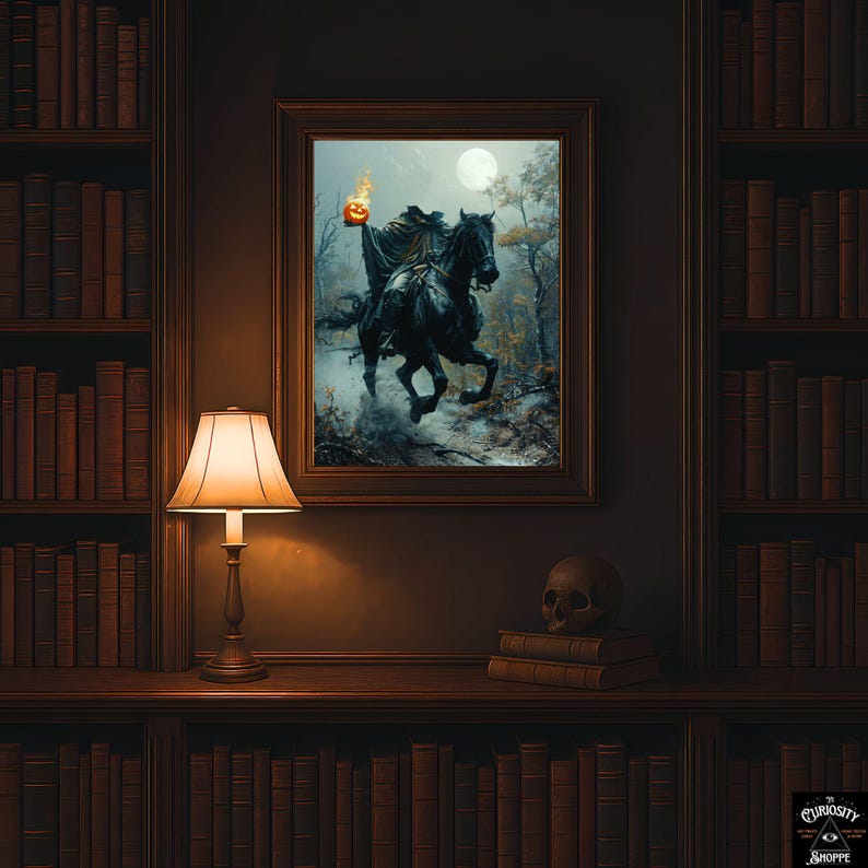 Pode incluir: Uma impress&atilde;o de arte de parede emoldurada retratando um cavaleiro sem cabe&ccedil;a com uma capa escura montando um cavalo preto atrav&eacute;s de uma floresta enevoada, segurando uma ab&oacute;bora laranja brilhante sob uma lua cheia, em moldura de madeira.