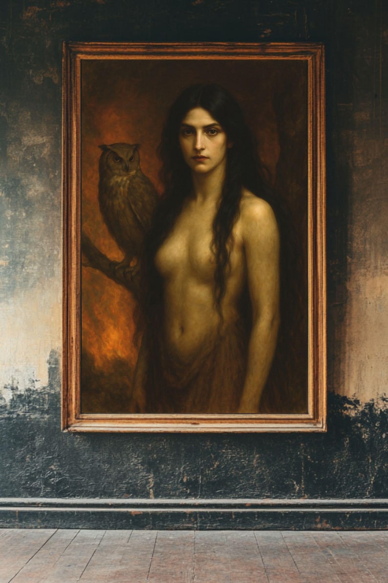 Puede incluir: Una pintura de una mujer con el pelo largo y oscuro y un b&uacute;ho marr&oacute;n posado en una rama. La mujer est&aacute; desnuda y tiene un aspecto suave y et&eacute;reo. El fondo es un entorno oscuro y boscoso.