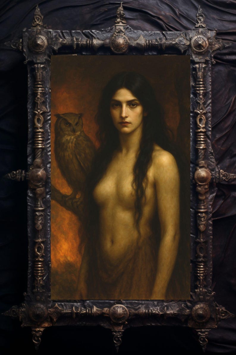 Puede incluir: Una pintura de una mujer con el pelo largo y oscuro y un b&uacute;ho marr&oacute;n posado en una rama. La mujer est&aacute; desnuda y tiene una expresi&oacute;n seria en su rostro. El fondo es de un color naranja c&aacute;lido.