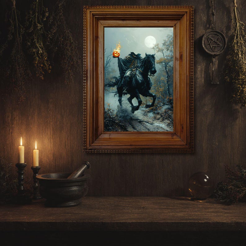 Pode incluir: Uma moldura de madeira retangular contendo uma impress&atilde;o de um cavaleiro sem cabe&ccedil;a em um cavalo preto em uma floresta enevoada sob a lua cheia, segurando uma ab&oacute;bora laranja brilhante. A obra &eacute; exibida em um quarto escuro com velas.