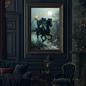 Pode incluir: Uma impress&atilde;o de arte de parede emoldurada retratando um cavaleiro sem cabe&ccedil;a montando um cavalo preto atrav&eacute;s de uma floresta enevoada &agrave; noite. A figura veste uma capa escura e segura uma ab&oacute;bora laranja brilhante sob a lua cheia.