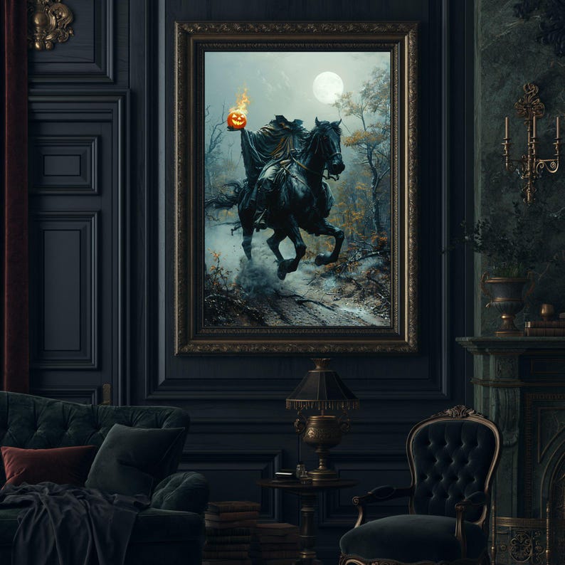 Pode incluir: Uma impress&atilde;o de arte de parede emoldurada retratando um cavaleiro sem cabe&ccedil;a montando um cavalo preto atrav&eacute;s de uma floresta enevoada &agrave; noite. A figura veste uma capa escura e segura uma ab&oacute;bora laranja brilhante sob a lua cheia.