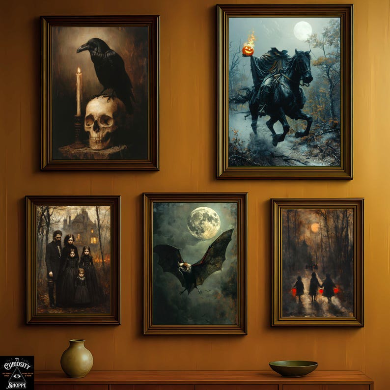 Pode incluir: Cinco quadros de parede com ilustra&ccedil;&otilde;es g&oacute;ticas sombrias, incluindo um corvo sobre um cr&acirc;nio, um cavaleiro sem cabe&ccedil;a, uma fam&iacute;lia vestida de preto, um morcego grande diante da lua cheia e tr&ecirc;s figuras caminhando por uma floresta &agrave; noite.