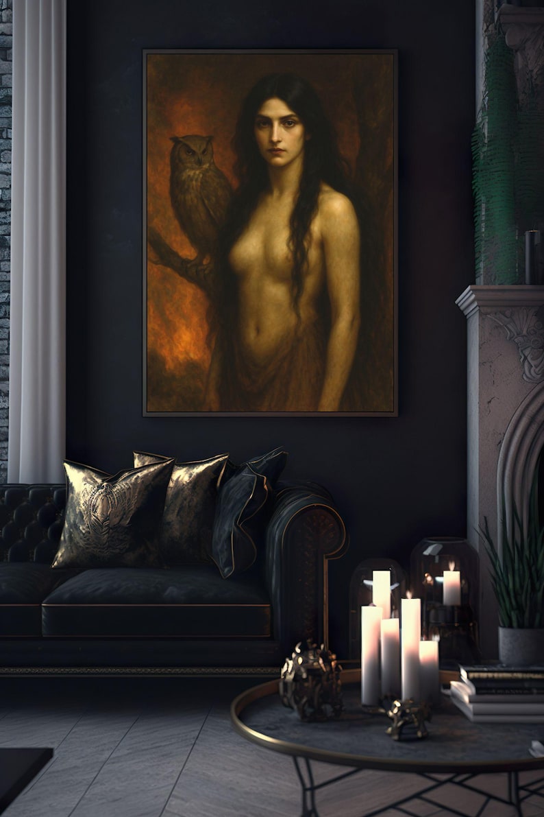 Puede incluir: Una pintura de una mujer con el pelo largo y oscuro de pie en un bosque con un b&uacute;ho posado en una rama detr&aacute;s de ella. La mujer est&aacute; desnuda y tiene un aspecto suave y et&eacute;reo. El fondo es de un color c&aacute;lido y dorado.