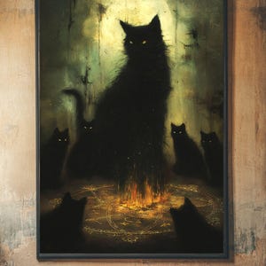 Pode incluir: Obra de arte emoldurada retratando uma reunião de gatos pretos com olhos amarelos brilhantes. O gato central é grande e imponente, cercado por gatos menores em uma cena mística com um brilho dourado e flamejante.