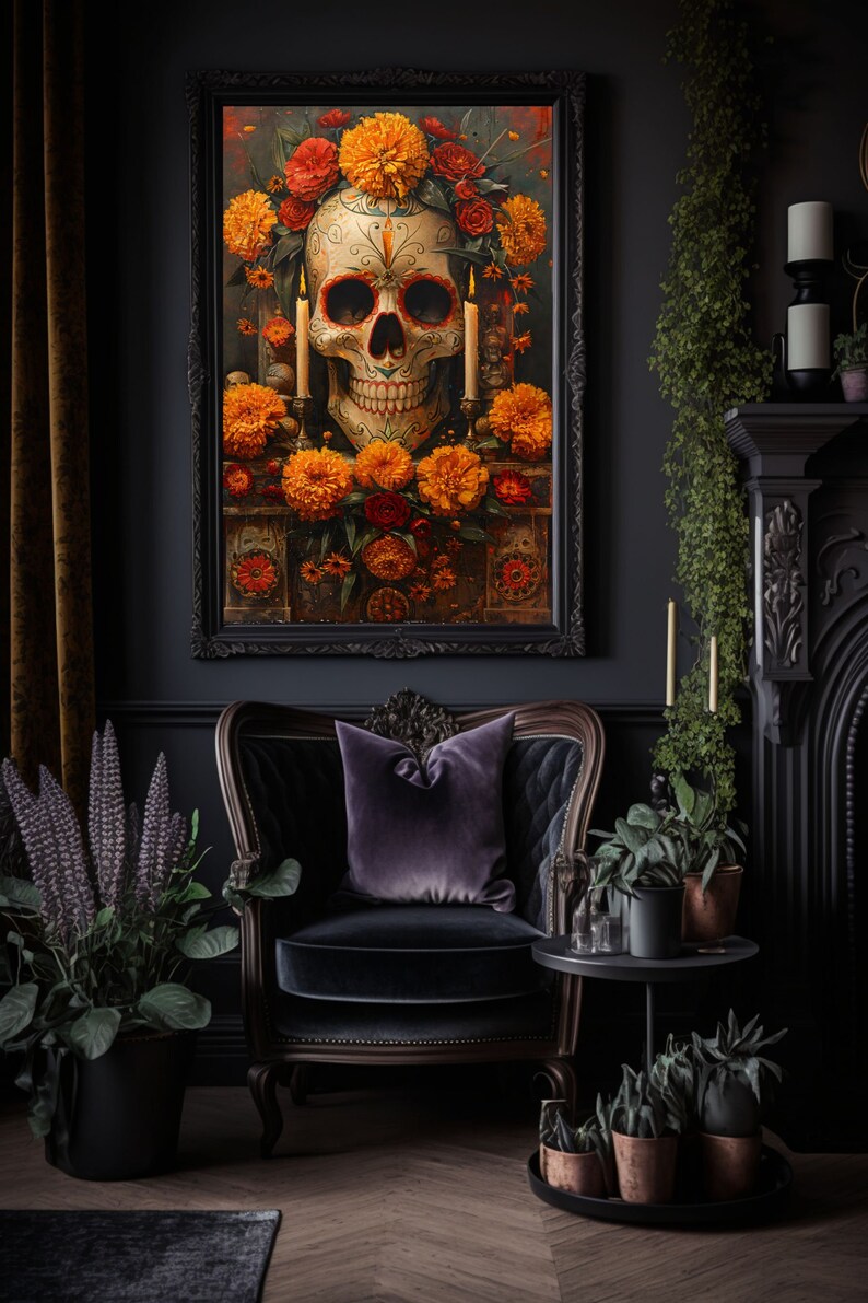 K&ouml;nnte beinhalten: Ein gerahmtes Kunstwerk zeigt einen Totenkopf, verziert mit orangefarbenen und roten Blumen, Kerzen und dekorativen Elementen. Der Totenkopf ist der Mittelpunkt, vor einem dunklen Hintergrund. Das Kunstwerk h&auml;ngt &uuml;ber einem Samtsessel mit einem lila Kissen.