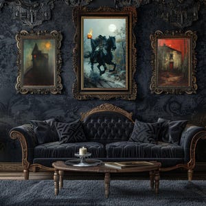 Pode incluir: Um sof&aacute; preto capiton&ecirc; com almofadas escuras estampadas est&aacute; posicionado diante de uma parede com tr&ecirc;s quadros emoldurados. A pintura central mostra um cavaleiro sem cabe&ccedil;a com uma ab&oacute;bora em chamas, ladeado por duas casas escuras.