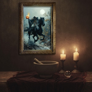 Pode incluir: Uma impress&atilde;o de arte de parede emoldurada retratando um cavaleiro sem cabe&ccedil;a montando um cavalo preto em uma floresta enevoada sob a lua cheia, segurando uma ab&oacute;bora laranja brilhante. A cena &eacute; escura, atmosf&eacute;rica e detalhada.