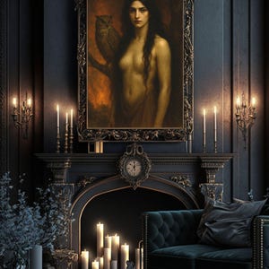 Puede incluir: Un interior oscuro y misterioso con una chimenea y un gran cuadro enmarcado de una mujer con un b&uacute;ho. El cuadro est&aacute; colocado sobre una pared azul oscuro y la chimenea est&aacute; iluminada por velas.