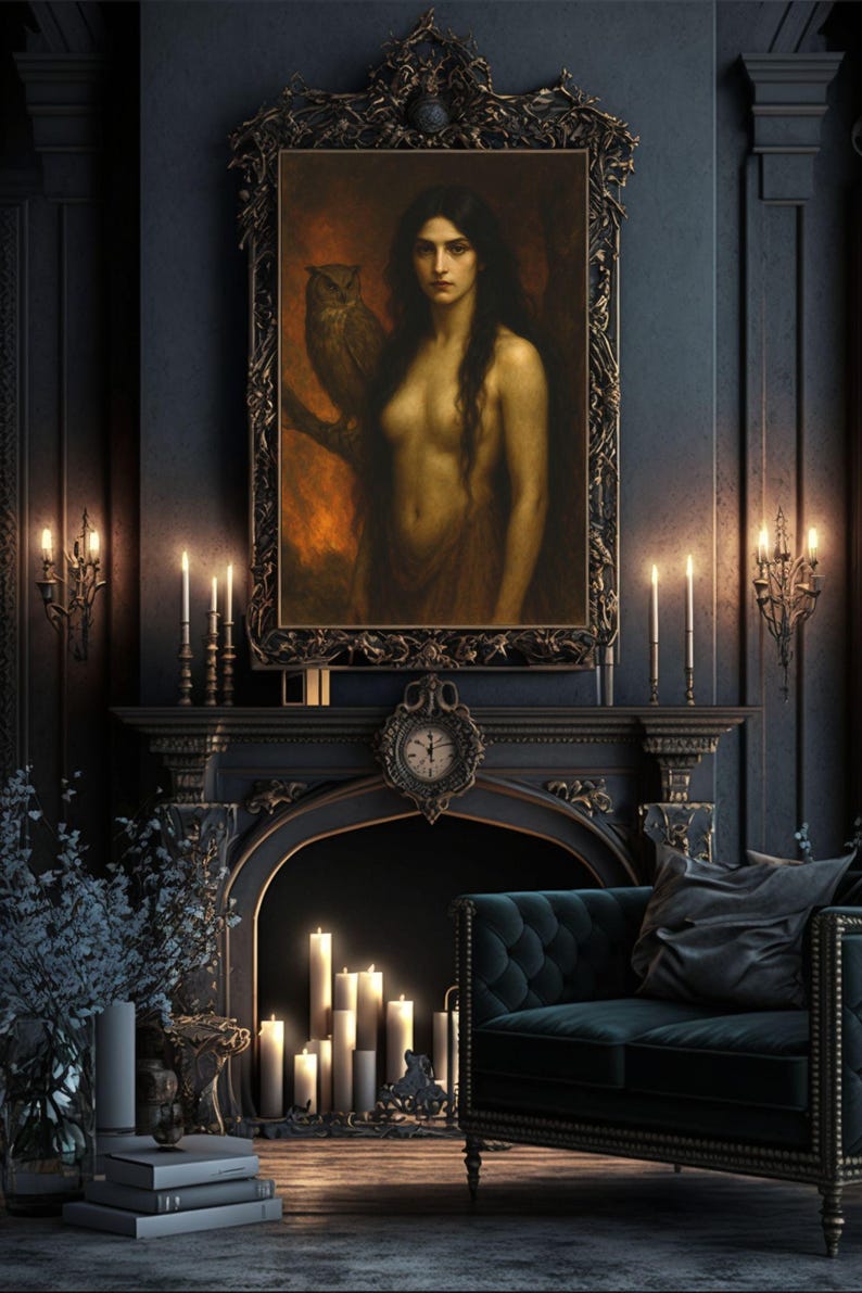 Puede incluir: Un interior oscuro y misterioso con una chimenea y un gran cuadro enmarcado de una mujer con un b&uacute;ho. El cuadro est&aacute; colocado sobre una pared azul oscuro y la chimenea est&aacute; iluminada por velas.