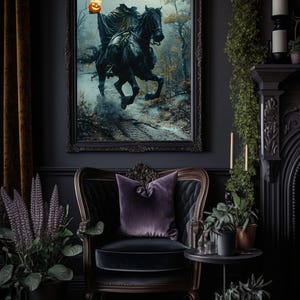 Pode incluir: Uma impress&atilde;o de arte de parede emoldurada retratando um cavaleiro sem cabe&ccedil;a montando um cavalo preto atrav&eacute;s de uma floresta enevoada sob uma lua cheia. A figura segura uma ab&oacute;bora laranja brilhante. A obra est&aacute; em um ambiente escuro.