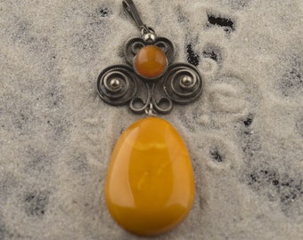 Bernsteinanhänger, cremeorange Karamellfarbe, Vintage-Bernsteinschmuck, besonderes Geschenk, einzigartiger handgefertigter Schmuck, baltische Bernsteinkunst, eleganter Anhänger
