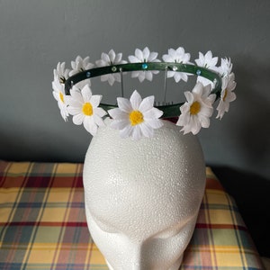 Children&#39;s floating daisy chain halo