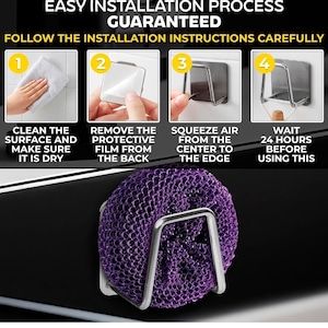 Puede incluir: Una guía de cuatro pasos para instalar un soporte de fregadero de acero inoxidable. Los pasos incluyen limpiar la superficie, quitar la película protectora, exprimir el aire del centro hacia el borde y esperar 24 horas antes de usar. El soporte se muestra con un estropajo morado.