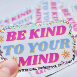 Be Kind To Your Mind Glitzer-Aufkleber / Positivitäts-Aufkleber / Glitzer-Aufkleber / Girly Aufkleber / Vinyl-Aufkleber / Zitat / Psychische Gesundheitsangelegenheiten