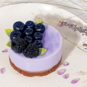Saponetta Cheesecake con Frutti di Bosco. Bomboniere. Regalo di Compleanno. Saponetta finta alimentare. Saponetta per i più golosi. Regalo per la Mamma. Bomboniera.