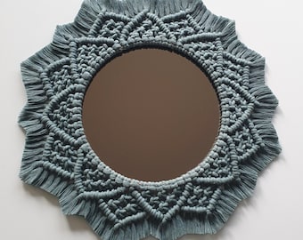 Peut inclure: Un miroir rond avec un cadre en macramé bleu. Le cadre est fait de cordons noués et a une frange autour du bord. Le miroir est parfait pour ajouter une touche bohème à n'importe quelle pièce.