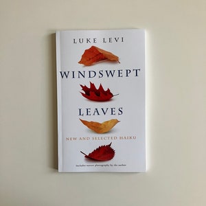 Windswept Leaves: Nowe i wybrane haiku (książka poezji podpisana osobiście przez Luke’a Leviego)