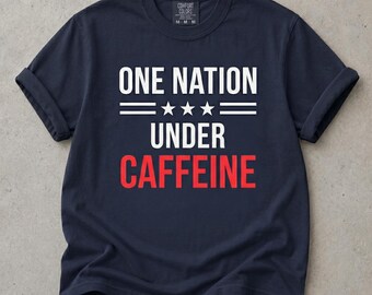 Maglietta "One Nation Under Caffeine", regalo per gli amanti del caffè, maglietta divertente con grafica sul caffè, maglietta per dipendenti dalla caffeina, maglietta per la vita da barista