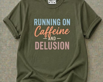 Maglietta "Running on Caffeine and Delusion", regalo divertente per gli amanti del caffè, maglietta per dipendenti dalla caffeina, maglietta umoristica sul burnout, maglietta grafica sarcastica