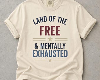 Maglietta "Terra dei liberi e mentalmente esausti" - Divertente maglietta grafica patriottica / Maglietta unisex retrò USA per gli appassionati di umorismo americano
