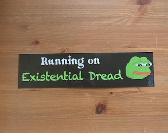 Rennen op existentiële angst, bumpersticker, gekke sticker, memesticker, sticker losgeslagen, waterdicht, duurzaam, autosticker