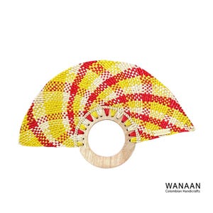 Abanico pequeño de palma de iraca tejido a mano - Decoración bohemia y recuerdo de boda, despedida de soltera y regalos. Hecho artesanalmente en Colombia por Wanaan.