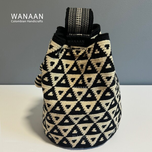 Large mochila bag / Black & White / Handmade Crochet Crossbody / Boho / Mochila de coleccion / beach bag / Mochila Wayuu / gift /Tote/ Purse