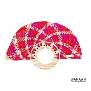 Abanico pequeño de palma de iraca tejido a mano - Decoración bohemia y recuerdo de boda, despedida de soltera y regalos. Hecho artesanalmente en Colombia por Wanaan.