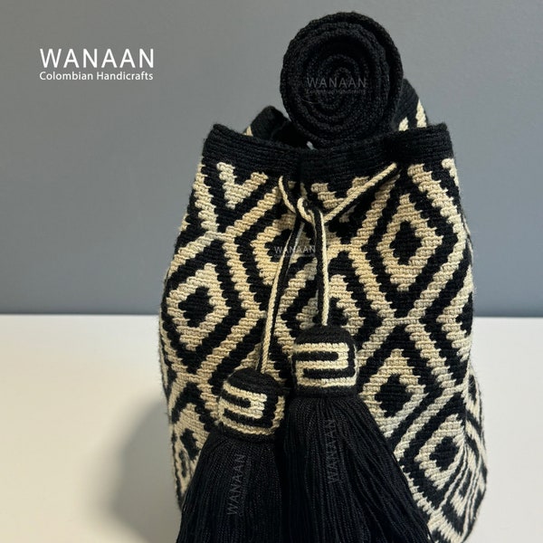 Large mochila bag / Black & White/ Handmade Crochet Crossbody / Boho / Mochila de coleccion / beach bag / Mochila Wayuu gift purse