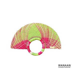 Abanico pequeño de palma de iraca tejido a mano - Decoración bohemia y recuerdo de boda, despedida de soltera y regalos. Hecho artesanalmente en Colombia por Wanaan.