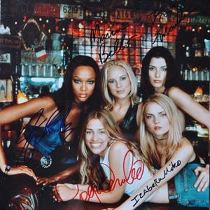 Conjunto de 5 fotos autografadas do elenco de Coyote Ugly – Tyra Banks, Piper Perabo, Izabella Miko + certificado de autenticidade.