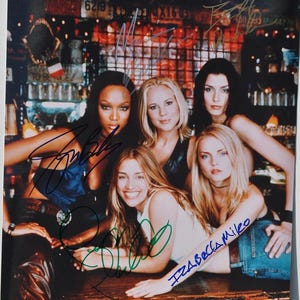 Conjunto de 5 fotos autografadas do elenco de Coyote Ugly – Tyra Banks, Piper Perabo, Izabella Miko + certificado de autenticidade.