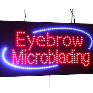 Op de afbeelding: Een rood en blauw LED-bord met de tekst "Eyebrow Microblading" in witte lampjes. Het bord hangt aan twee kettingen.