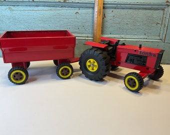 Roter Vintage-Tonka-Traktor mit Anhänger aus gepresstem Stahl XMB-975