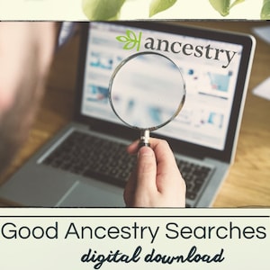 Może przedstawiać: Osoba używa lupy, aby przyjrzeć się ekranowi laptopa, na którym wyświetlana jest strona Ancestry.com. Pod obrazkiem znajduje się tekst "Good Ancestry Searches".