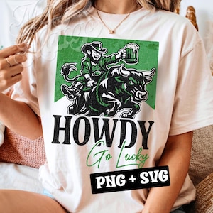 Puede incluir: Camiseta beige claro con un diseño de un vaquero montando un toro, sosteniendo una jarra de cerveza. El diseño está sobre un fondo verde con la palabra "HOWDY" en negrita. También se ve el texto "Go Lucky" y "PNG + SVG".