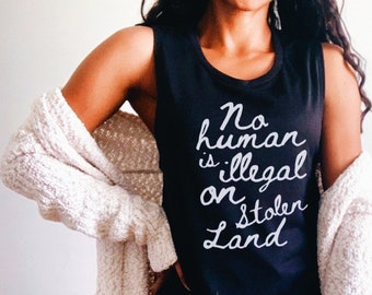 T-shirtontwerp geen mens is illegaal op gestolen land | Immigratie-activisme, png PNGEgg | Digitaal bestand direct downloaden | Afdrukbaar png-ontwerp Latinx