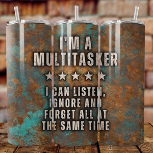 Puede incluir: Tres vasos de acero inoxidable con un fondo rústico de color cobre y un diseño azul turquesa. Los vasos presentan el texto "I'M A MULTITASKER" con cuatro estrellas y el texto "I CAN LISTEN, IGNORE AND FORGET ALL AT THE SAME TIME".