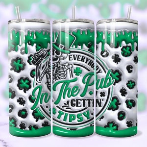 Op de afbeelding: Een witte tumbler met een groen, zwart en wit ontwerp. Het ontwerp bevat een skelet dat een bierglas vasthoudt, klavertjesvier en de tekst "Everybody In The Pub Gettin' Tipsy".