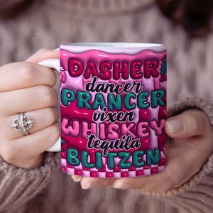 Könnte beinhalten: Weiße Keramik-Tasse mit einem rosa, türkisfarbenen und weißen Design. Die Tasse zeigt die Wörter "Dasher, Dancer, Prancer, Vixen, Whiskey, Tequila, Blitzen" in einer Bubble-Schrift. Die Tasse wird von einer Person gehalten.