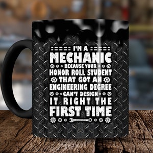 Puede incluir: Taza negra y blanca con textura metálica y el texto "Soy un mecánico porque tu estudiante de honor que obtuvo un título de ingeniería no puede diseñarlo bien a la primera".