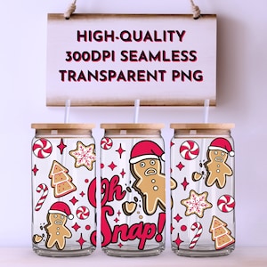Op de afbeelding: Drie glazen bekers met bamboe deksels en rietjes, versierd met een peperkoekmannetje met een kerstmuts, zuurstokken, sterren en de tekst "Oh Snap!". Een bord erboven leest "HIGH-QUALITY 300DPI SEAMLESS TRANSPARENT PNG".