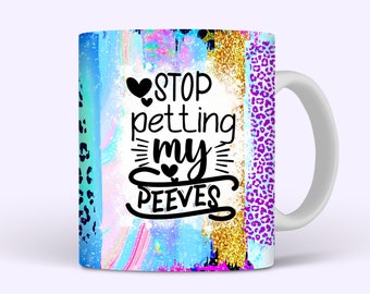 Puede incluir: Taza de cerámica blanca con un diseño abstracto colorido y el texto "Stop petting my peeves" en letras negras.