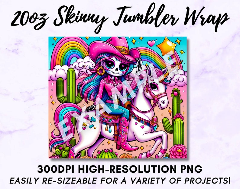 Puede incluir: Una ilustraci&oacute;n digital de una calavera de az&uacute;car con un sombrero de vaquero rosa montando un unicornio con un arco&iacute;ris en el fondo. El unicornio es blanco con detalles rosas y un cuerno dorado. La calavera de az&uacute;car lleva una camisa rosa y pantalones vaqueros azules. El fondo es rosa con nubes y cactus.