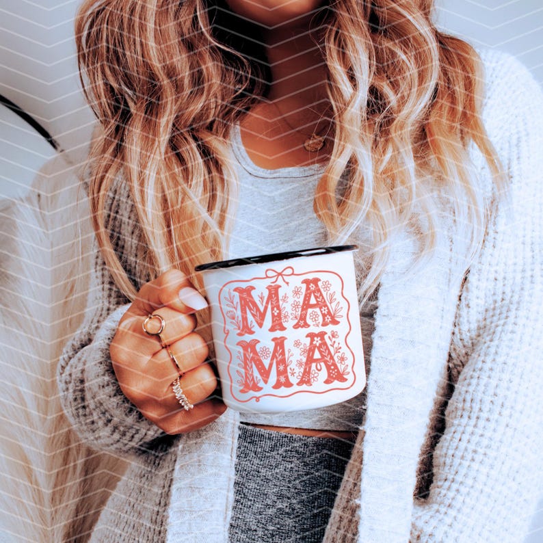 Puede incluir: Taza de esmalte blanco con borde y asa negros. La taza tiene un dise&ntilde;o floral rojo con la palabra "MAMA" en el centro.